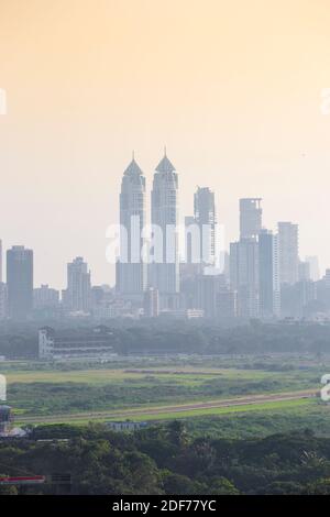 India, Maharashtra, Mumbai, Vista della città e ippodromo di Mahalakshmi Foto Stock