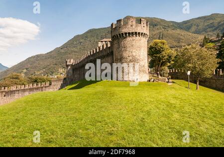 Castello di Montebello situato su una collina rocciosa a est della città di Bellinzona, Ticino, Svizzera Foto Stock