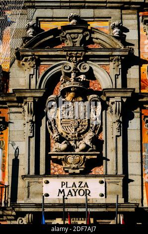 Madrid, Spagna - 29 novembre 2020: Plaza Mayor, Madrid, Spagna primo piano dell'emblema Foto Stock