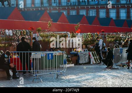 Madrid, Spagna - 29 novembre 2020: Negozi e decorazioni natalizie a Plaza Mayor a Madrid, Spagna Foto Stock