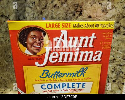 Primo piano di una scatola di Aunt Jemima Buttermilk Pancake e waffle Mix a San Ramon, California, 20 novembre 2020. () Foto Stock