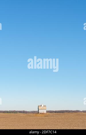 Granaio isolato in un paesaggio invernale arido. Illinois, Stati Uniti. Foto Stock