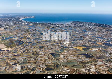 Francia, Loire Atlantique, Guerande, Guerande saline e la Baule bay (vista aerea) Foto Stock