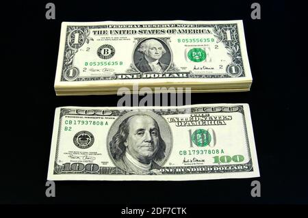 Denaro contante in forma di stati Uniti cento 100 dollari di bollette Foto Stock