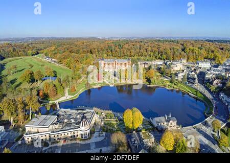 Francia, Orne, Bagnoles-de-l'Orne (vista aerea) Foto Stock