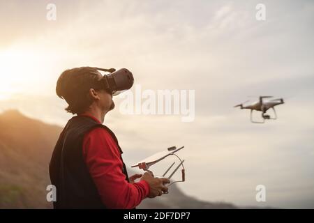 Pilota professionista maschile che fa esperienza fpv con gli occhiali di realtà virtuale E drone - concetto di tecnologia e innovazione Foto Stock