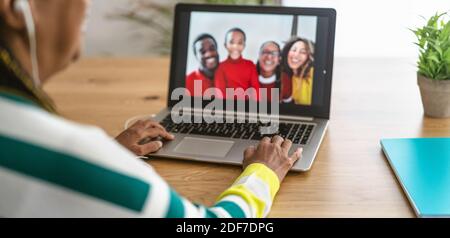 Felice famiglia afro che ha videochiamata con la camma del laptop durante focolaio del virus corona Foto Stock