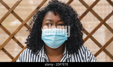 Ritratto di donna africana che indossa maschera protettiva per la prevenzione Diffusione del virus corona - concetto di persone per l'assistenza sanitaria Foto Stock