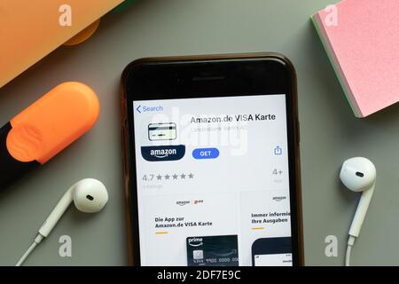 New York, USA - 1 dicembre 2020: Amazon.de VISA Karte amazon de mobile app icona sullo schermo del telefono vista dall'alto, editoriale illustrativo. Foto Stock