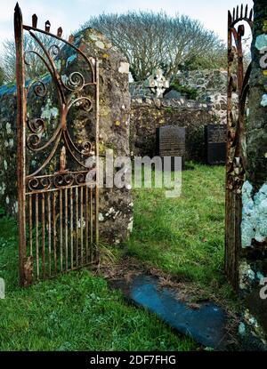 Vecchio cimitero presso la chiesa di St Gwynda nel Galles occidentale d'inverno Foto Stock