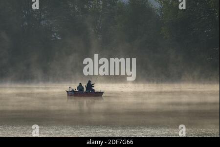 Francia, Puy de Dome, pescatori in una barca sul lago di Aydat, Parco naturale regionale dei vulcani d'Alvernia, parc naturel r?gional des volcans d'Auvergne Foto Stock