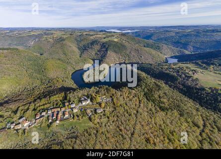 Francia, Puy de Dome, Queuille, Queuille meandro formata dal fiume Sioule (vista aerea) Foto Stock