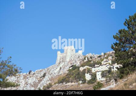 Rovine di un castello medievale, girato in luminosa luce a Rocca Calascio, l'Aquila, Abruzzo, Italia Foto Stock