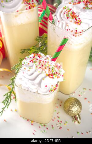 Biscotti allo zucchero di Natale White Russian cocktail.Xmas White Russian ricetta, con sogno montato, biscotto alla vaniglia allo zucchero con biscotti croccanti e su Foto Stock