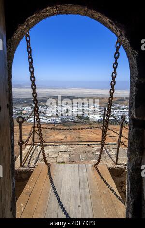 Spagna, Isole Canarie, Lanzarote, il Museo dei Pirati situato nel castello di Santa Barbara sulla collina sopra il villaggio di Teguise Foto Stock