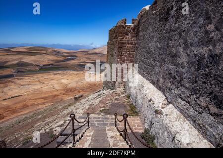 Spagna, Isole Canarie, Lanzarote, il Museo dei Pirati situato nel castello di Santa Barbara sulla collina sopra il villaggio di Teguise Foto Stock