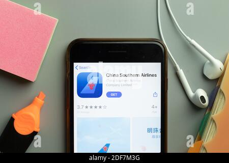 New York, USA - 1 dicembre 2020: Icona dell'app mobile China Southern Airlines sulla vista superiore dello schermo del telefono, editoriale illustrativo. Foto Stock