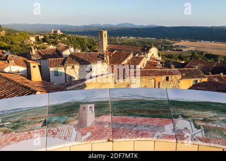 Francia, Var, Fayence, bussare alla porta d'ingresso di una casa nel vecchio villaggio Foto Stock