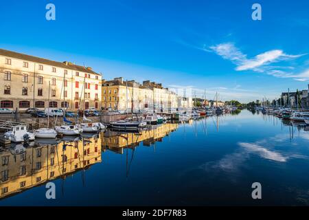 Francia, Ille-et-Vilaine, Redon, il porto turistico tra il fiume la Vilaine e il canale da Nantes a Brest Foto Stock