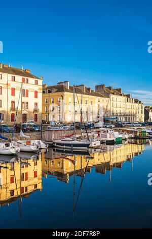 Francia, Ille-et-Vilaine, Redon, il porto turistico tra il fiume la Vilaine e il canale da Nantes a Brest Foto Stock