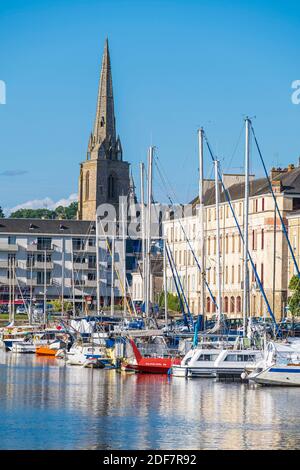 Francia, Ille-et-Vilaine, Redon, il porto turistico tra il fiume la Vilaine e il canale da Nantes a Brest Foto Stock