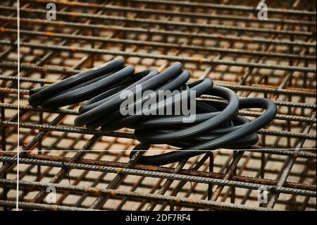 Dettaglio dei tubi elettrici nel lavoro Foto Stock