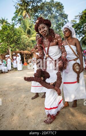 Gabon, Libreville, danza con trucco tradizionale e vestiti durante la cerimonia di iniziazione per le ragazze Foto Stock