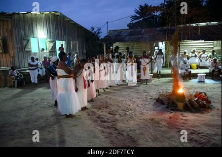 Gabon, Libreville, danza con trucco tradizionale e vestiti durante la cerimonia di iniziazione per le ragazze Foto Stock