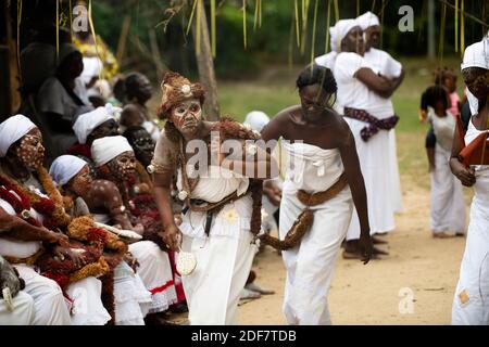 Gabon, Libreville, danza con trucco tradizionale e vestiti durante la cerimonia di iniziazione per le ragazze Foto Stock