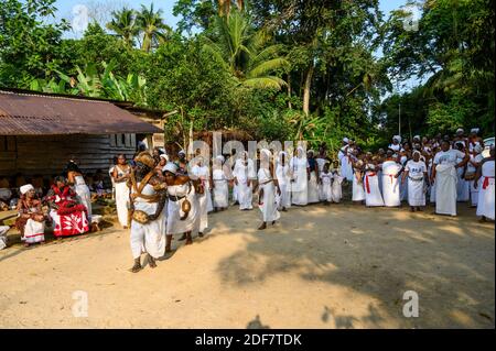 Gabon, Libreville, danza con trucco tradizionale e vestiti durante la cerimonia di iniziazione per le ragazze Foto Stock