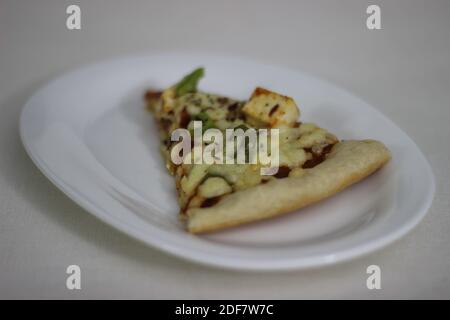 Pizza fatta in casa con formaggio casereccio e peperone Foto Stock