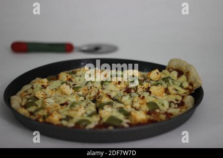 Pizza fatta in casa con formaggio casereccio e peperone Foto Stock