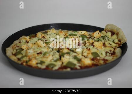 Pizza fatta in casa con formaggio casereccio e peperone Foto Stock