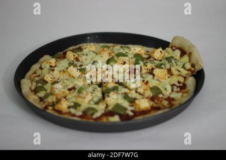 Pizza fatta in casa con formaggio casereccio e peperone Foto Stock