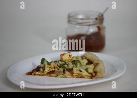 Pizza fatta in casa con formaggio casereccio e peperone Foto Stock