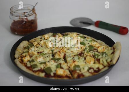 Pizza fatta in casa con formaggio casereccio e peperone Foto Stock