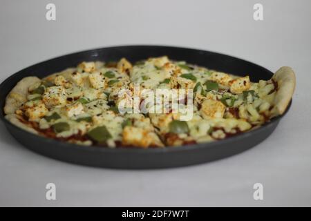 Pizza fatta in casa con formaggio casereccio e peperone Foto Stock