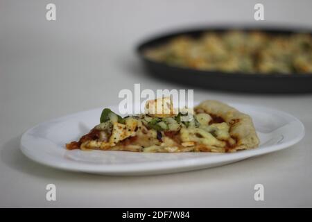 Pizza fatta in casa con formaggio casereccio e peperone Foto Stock