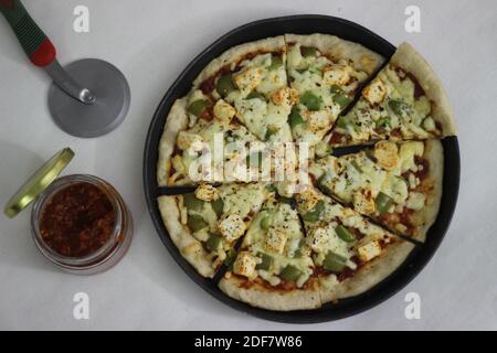 Pizza fatta in casa con formaggio casereccio e peperone Foto Stock