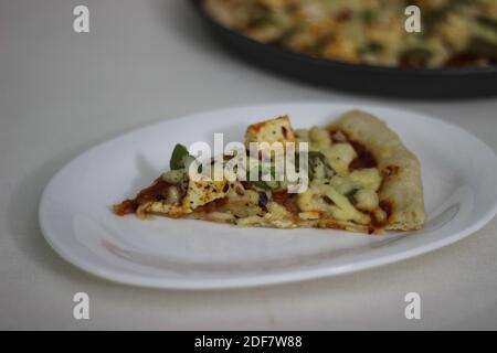 Pizza fatta in casa con formaggio casereccio e peperone Foto Stock