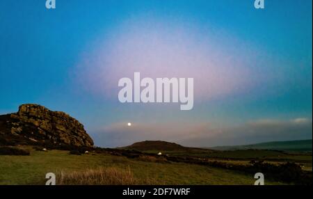 Moonrise su Garn Fechan, Strumble Head, Pembrokeshire Foto Stock