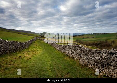 Paesaggio britannico: Splendido percorso a doppia parete vicino a Burnsall nel Parco Nazionale Yorkshire Dales, North Yorkshire, Inghilterra Foto Stock