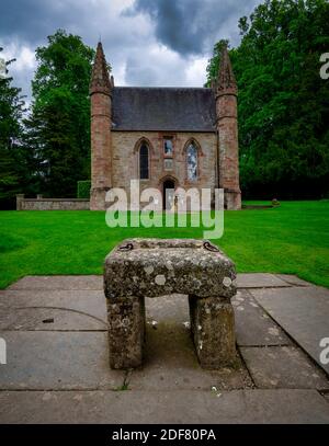 La pietra di Scone di fronte alla cappella su Moot Hill, Scone Palace, Perth, Scozia, Regno Unito Foto Stock