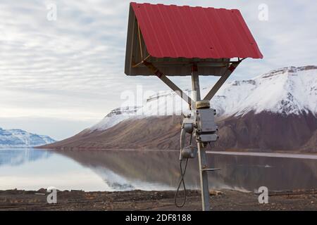 Vecchio telefono all'aperto a Pyramiden, abbandonato insediamento minerario sovietico a Svalbard / Spitsbergen Foto Stock