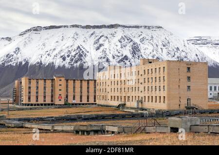 Hotel Tulpan e ex condominio, sistemazione per minatori a Pyramiden, abbandonato insediamento sovietico di miniere di carbone su Svalbard / Spitsbergen Foto Stock