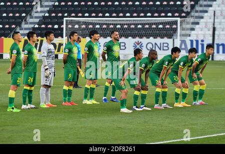 Doha, Qatar. 3 dicembre 2020. I giocatori della squadra del Beijing Guoan FC posano per le foto in vista della partita del Gruppo e tra il Beijing Guoan FC della Cina e il Chiangrai United of Thailand alla AFC Champions League 2020 a Doha, capitale del Qatar, 3 dicembre 2020. Credit: Nikku/Xinhua/Alamy Live News Foto Stock