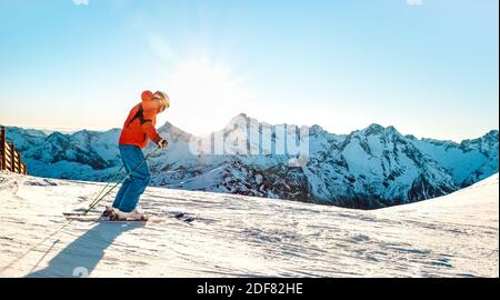 Atleta professionista che scii al tramonto in cima al francese alpi - Vacanza invernale e concetto sportivo con ragazzo avventura sulla stazione sciistica di montagna Foto Stock