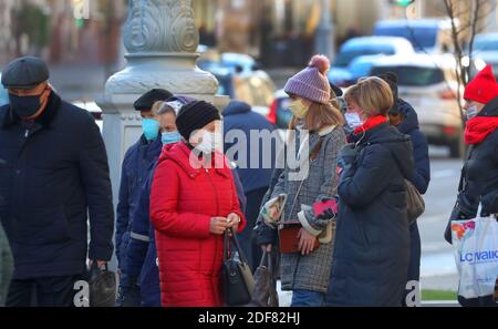 (201203) -- MINSK, 3 dicembre 2020 (Xinhua) -- persone che indossano maschere a piedi sulla strada a Minsk, Bielorussia, 3 dicembre 2020. La Bielorussia ha riferito 1,701 nuovi casi COVID-19 giovedì, portando il suo totale a 141,609, il ministero della salute del paese ha riferito. Finora, 1,181 persone sono morte per la malattia nel paese, di cui sette nel corso delle ultime 24 ore, ha detto. Ci sono stati 1,729 nuovi recuperi nelle ultime 24 ore, portando il totale a 118,924, il ministero ha aggiunto. (Foto di Henadz Zhinkov/Xinhua) Foto Stock