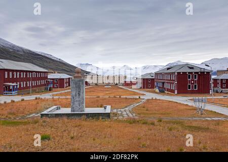 Busto di Lenin e vista su Pyramiden, abbandonato insediamento sovietico di miniere di carbone su Svalbard / Spitsbergen Foto Stock