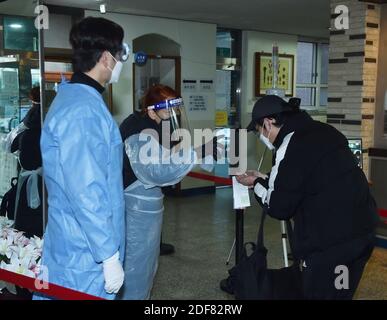 Seongnam, Corea del Sud. 3 dicembre 2020. Un esaminista viene sanificato prima di partecipare al College Scholastic Enability Test (CSAT) di Seongnam, città della provincia di Gyeonggi, Corea del Sud, 3 dicembre 2020. Gli studenti sudcoreani hanno preso la CSAT annuale giovedì in mezzo a una forte ripresa delle infezioni COVID-19 in tutto il paese. Credit: Lee Sang-ho/Xinhua/Alamy Live News Foto Stock